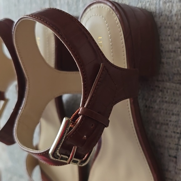 LIZ CLAIBORNE SIGNATURE WOMEN'S BROWN SUMMER MEMORY FOAM SANDALS SIZE 8 - Picture 5 of 14